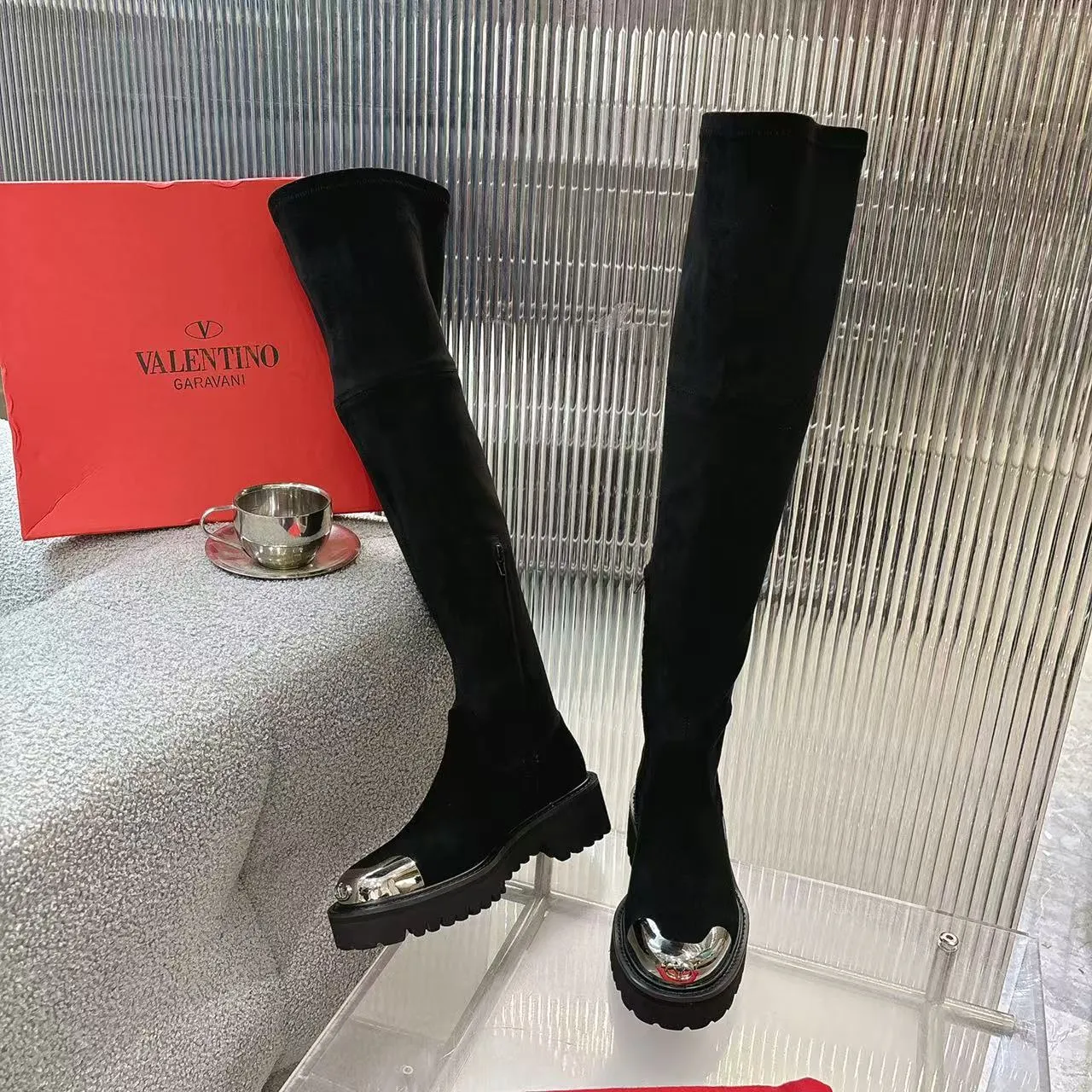 👟👟Ex-factory price 720👟👟 2026𝑉𝐴𝐿𝐸𝑁𝑇𝐼𝑁𝑂 Valentino ♡ͥ | 💫Purchase level🔍 Classic Valentino’s special textured hardware brings out a full sense of luxury After putting it on my feet, I was shocked that my feet looked slimmer! The new season lives up to expectations! Worth buying ❥The original method is absolutely sentimental ❥Elegant style creates a different feeling🙈 Simple temperament style!  ♡ show bdetails ———————————— ⊿▸: Code number｜35-40 (41. Customized) ⊿▸: Material｜Imported calfskin + elastic pu ⊿▸: Lining |Sheepskin ⊿▸: Code number 35-40 (41. Customized)